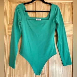 Aritzia Babaton Contour Squareneck Long Sleeve Bodysuit - Nature Green (Size M)